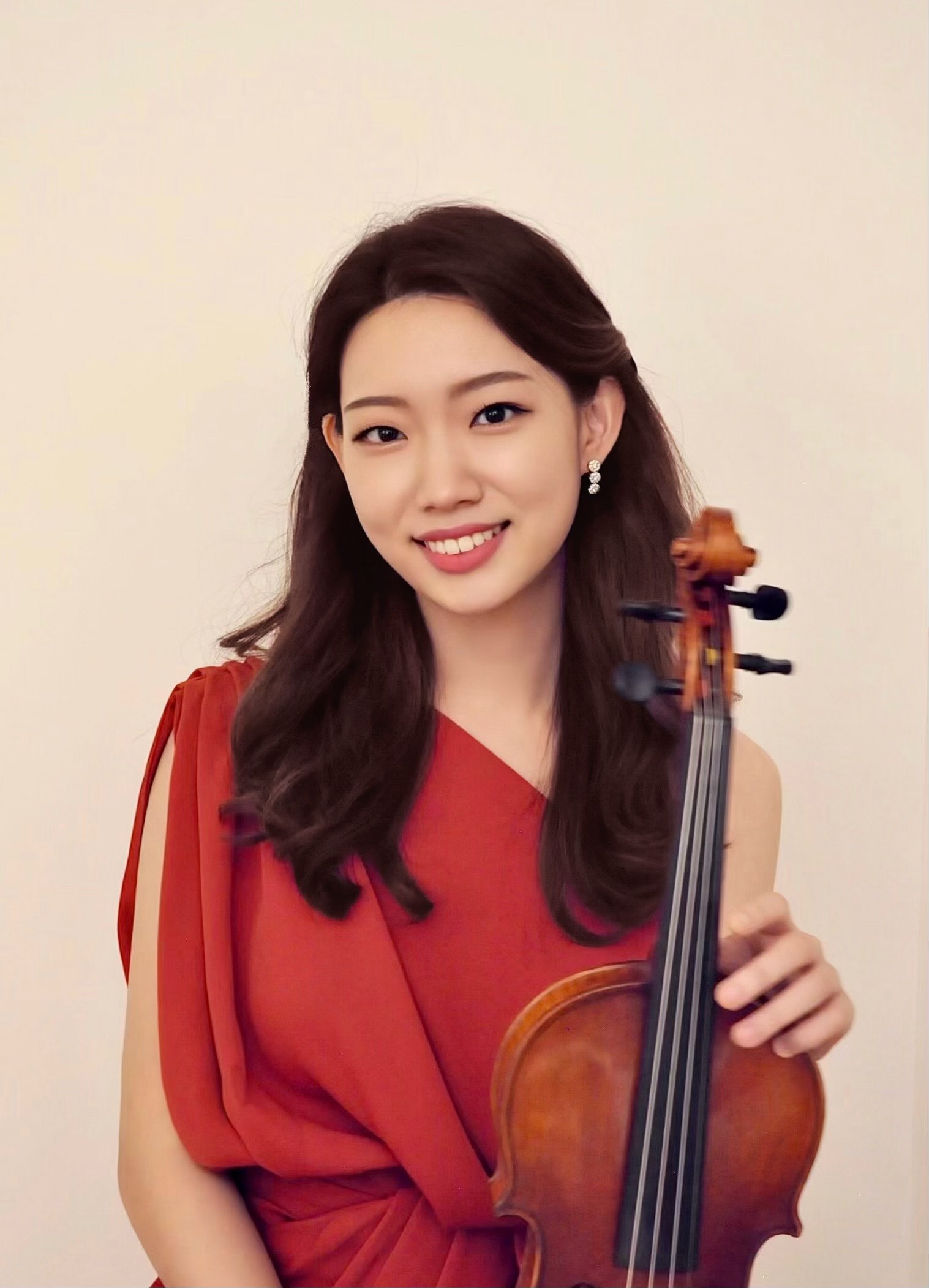 Yeim Lee smiling with Violin in hand
